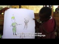 Un enfant montre son dessin