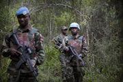 Des casques bleus en patrouille avec des soldats de l'arm�e congolaise en R�publique d�mocratique du Congo (RDC). Photo ONU/Sylvain Liechti